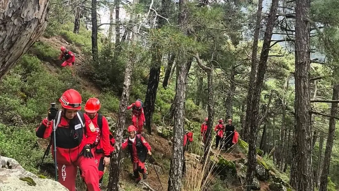 Kayıp dağcının cansız bedeni düştüğü uçurumdan helikopterle alındı
