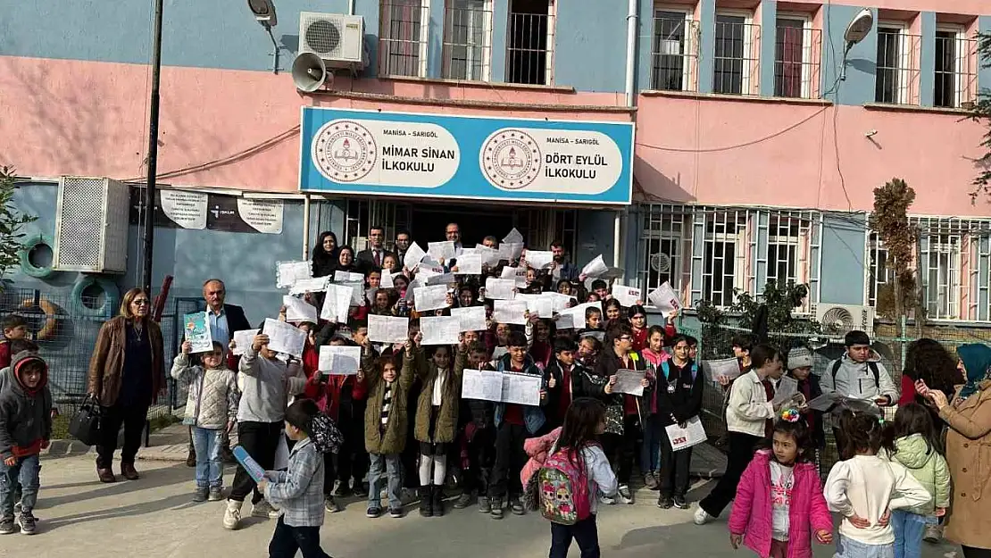 Kaymakam Dalak öğrencilerin karne sevincine ortak oldu