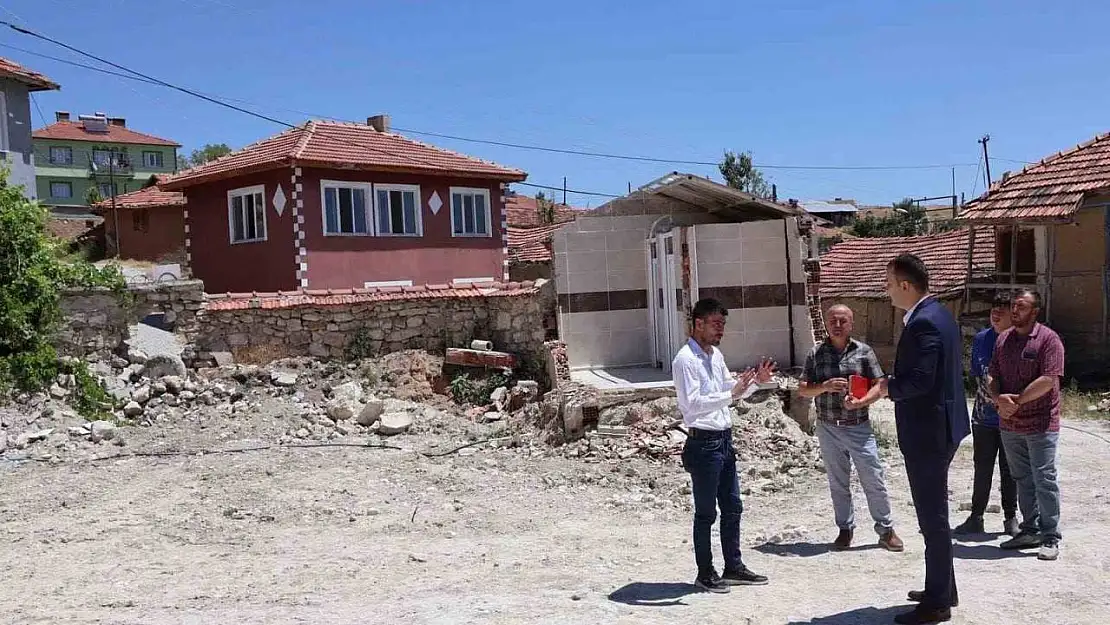 Kaymakam Demirci, yangında kullanılmaz hale gelen ve yıkılan köy camisinde incelemelerde bulundu