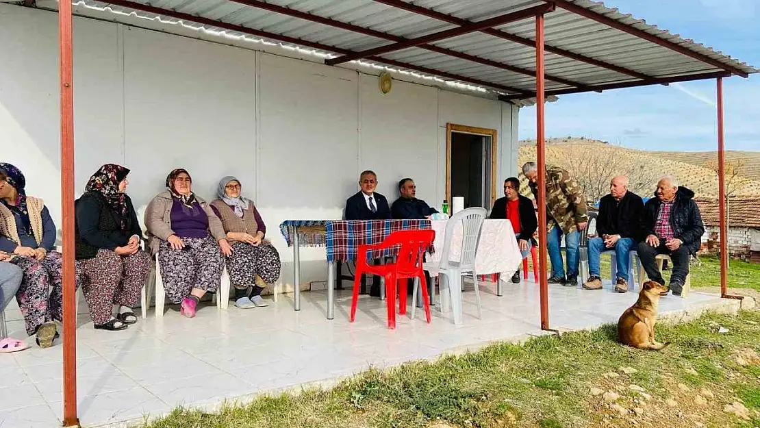 Kaymakam Güngör mahalle sakinlerinin sorunlarını dinliyor