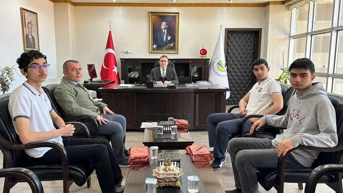 Kaymakam Memiş, bilgi yarışmasında dereceye giren öğrencileri ödüllendirdi