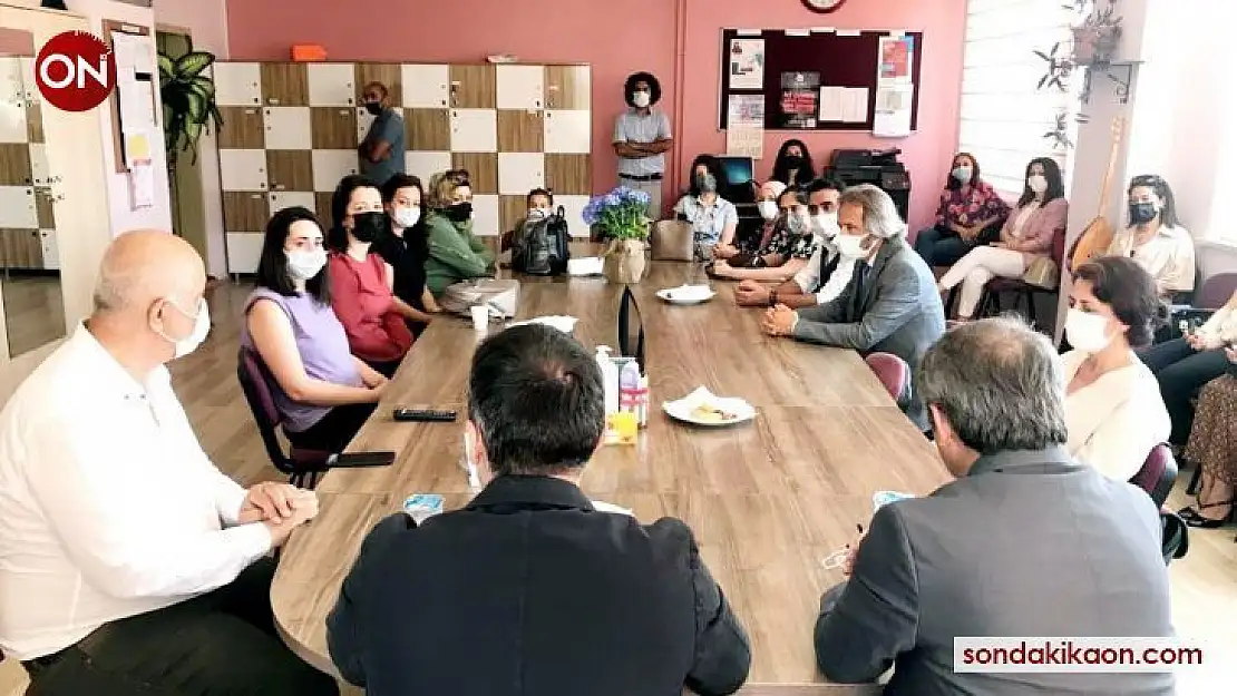 Kaymakam öğretmenlere başarı belgelerini verdi