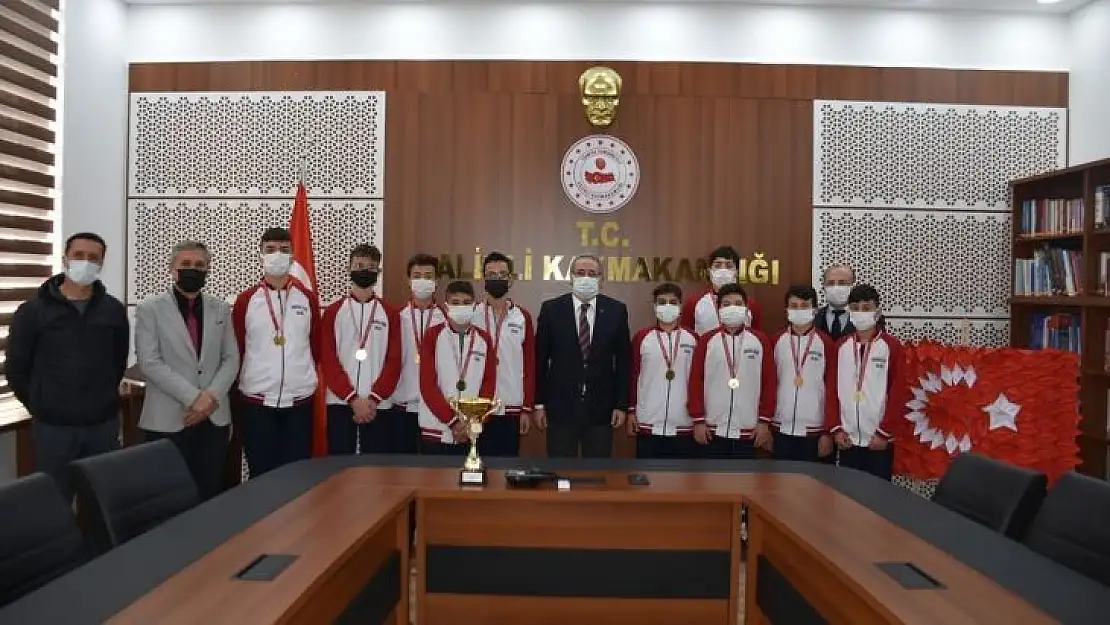Kaymakam Sağlam, şampiyonları ağırladı