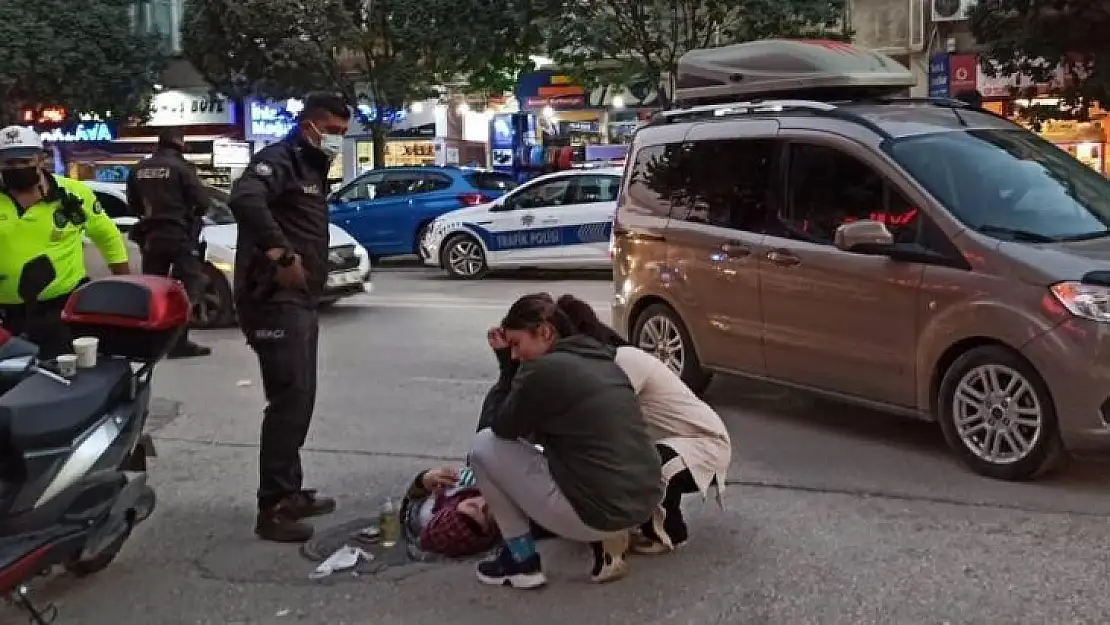 Kaza geçiren annesinin başında gözyaşı döktü