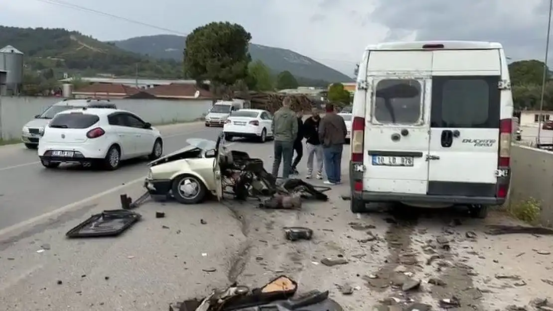 Kaza yapan otomobil ikiye ayrıldı