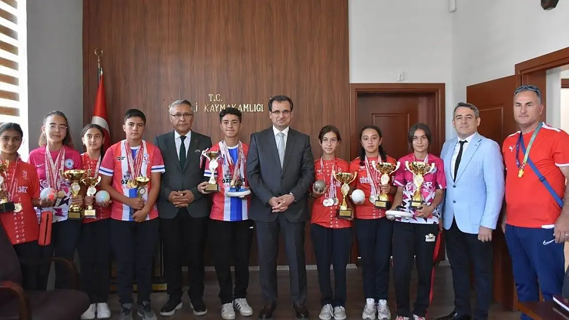 Kazandıkları kupa ve madalyaları, Salihli Kaymakamı Güldoğan'a götürdüler
