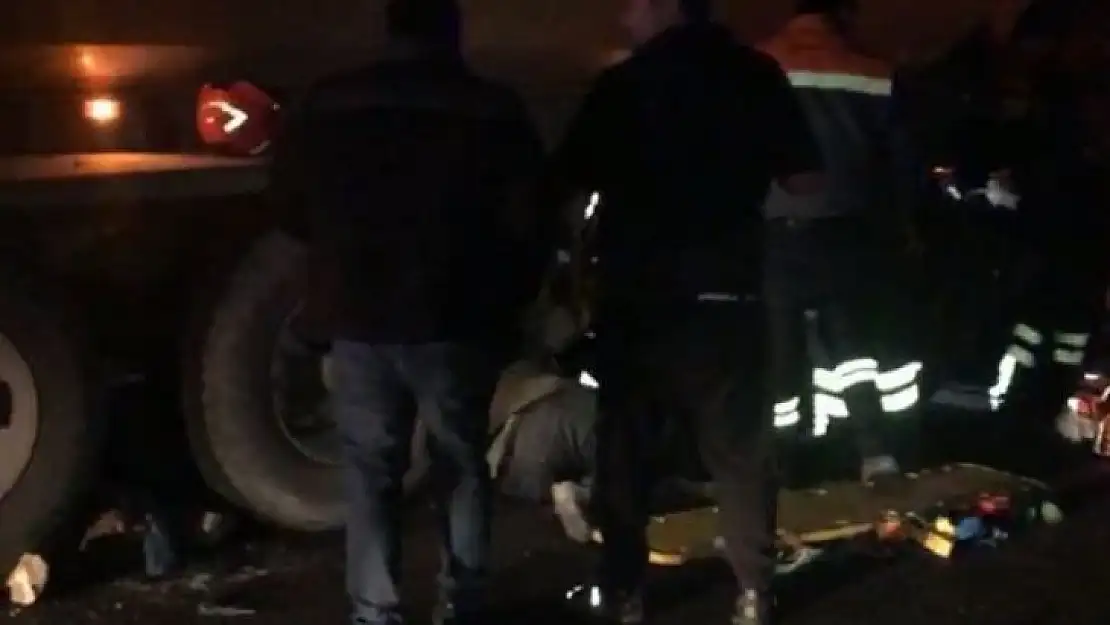 Kazaya müdahale eden polis memuru kamyonun altında kaldı