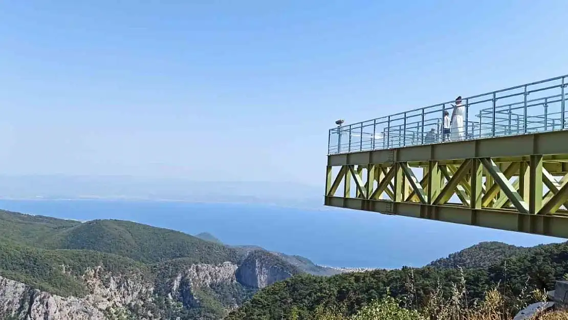 Kazdağları'ndaki cam seyir terasına ziyaretçi akını