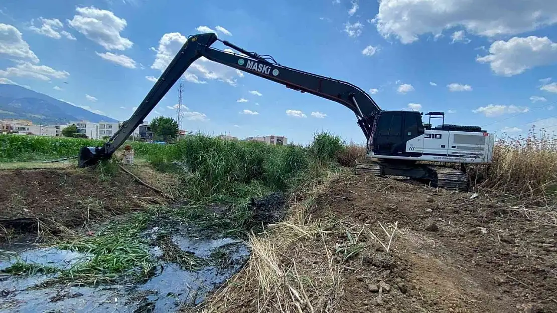 Kazım Karabekir ve Akpınar mahallelerinde kurutma kanalı temizlendi