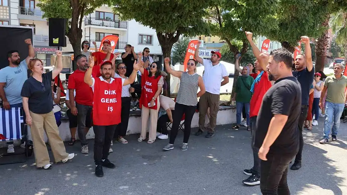 Kemalpaşa ve Çiğli belediyelerinden çıkarılan işçilerin eylemi sürüyor