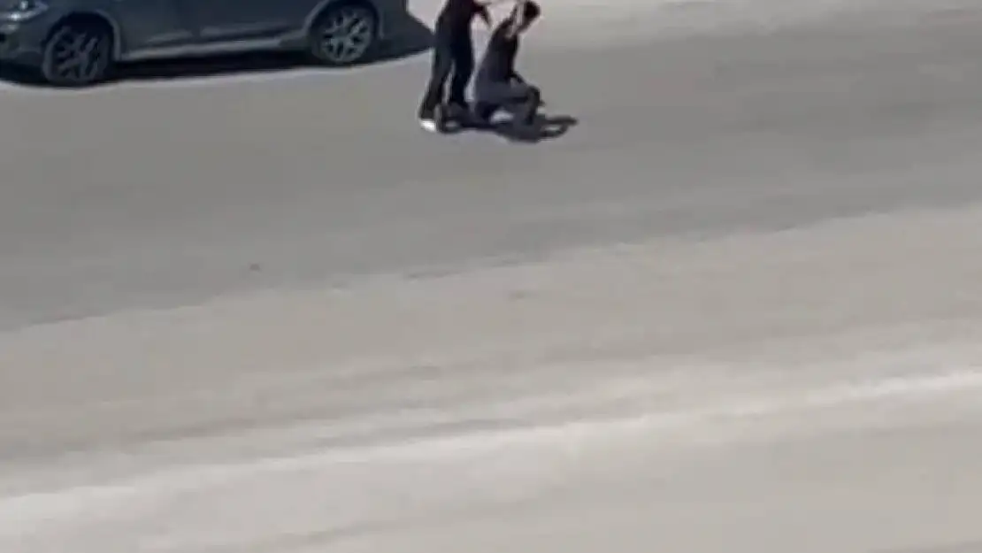 Kendisine şiddet uygulayan eşini savunan kadına vatandaşlardan tepki