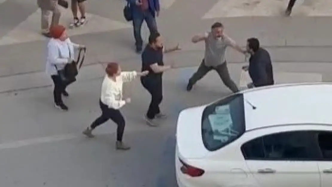 Kendisine yol vermeyen sürücüyü tek yumrukta yere serdi