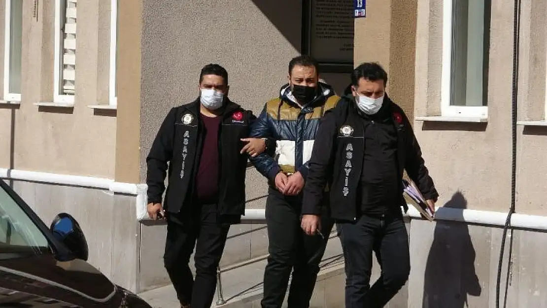 Kendisini polis olarak tanıtan dolandırıcı, gerçek polise yakalandı