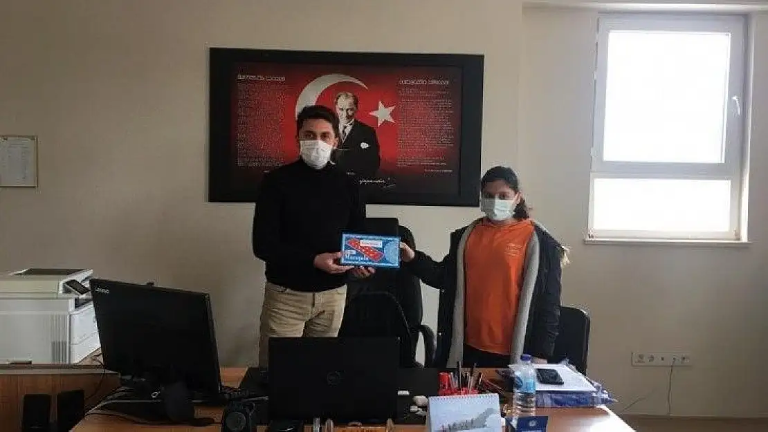 Kepsut'ta film izleyerek, karikatür çizenlere ödül