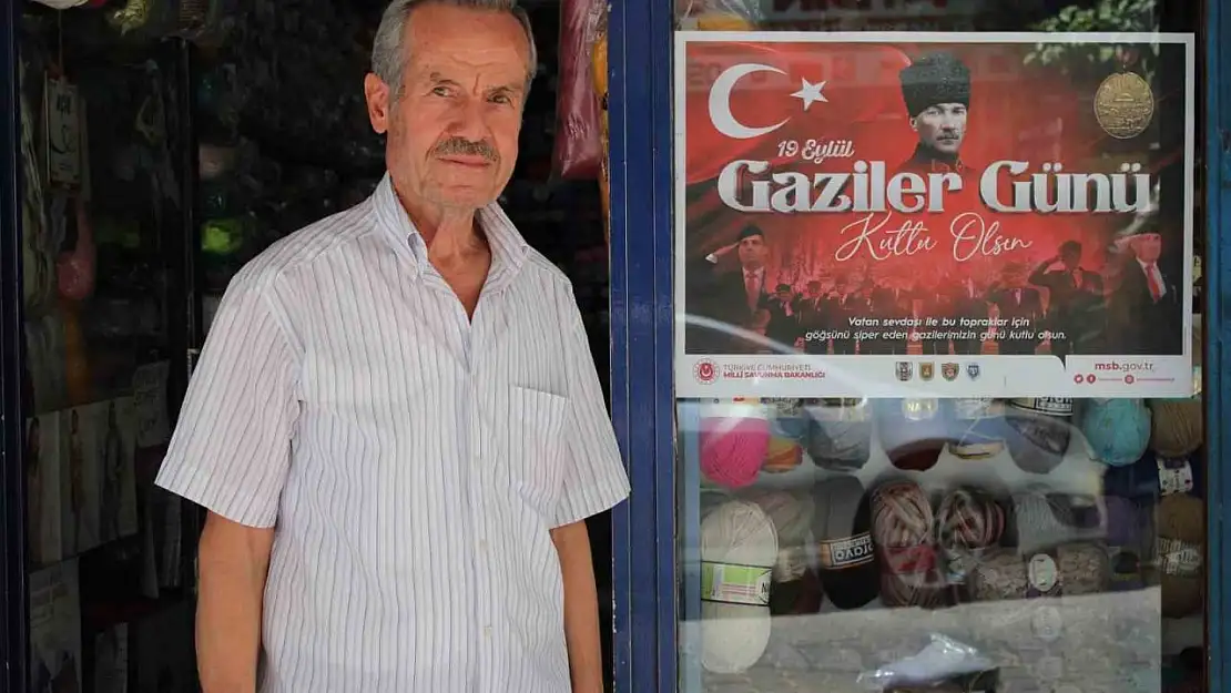 Kıbrıs Gazisi Ballıoğlu, astığı afişlerle gaziliğin önemine dikkat çekiyor