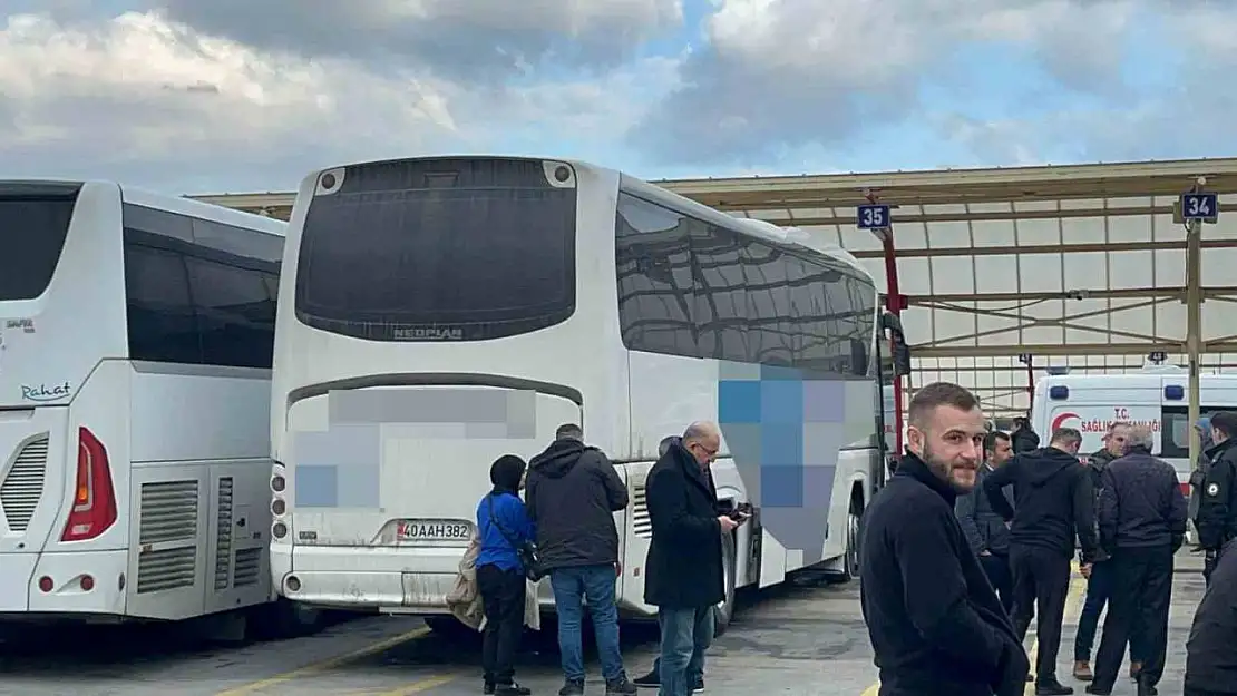 Kilometrelerce herkes onu uyuyor sandı otobüs mola verince öldüğü anlaşıldı