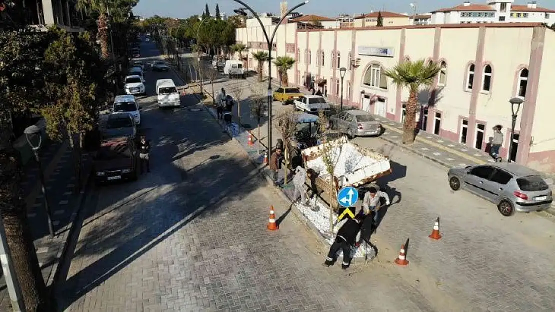 Kırkağaç'ın prestij caddelerinde peyzaj çalışmaları başladı