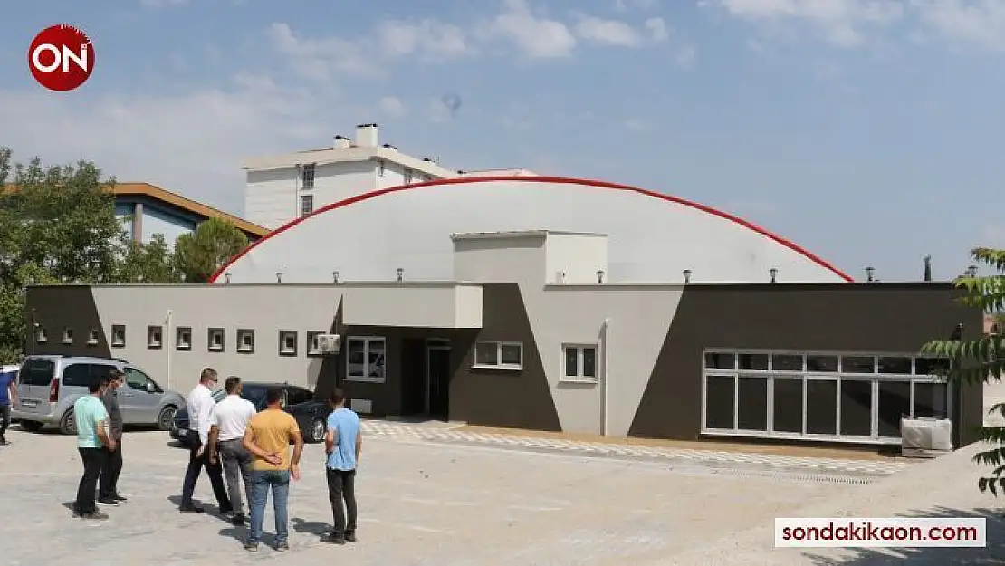 Kırkağaç'ta kapalı halı saha çalışmalarında sona gelindi