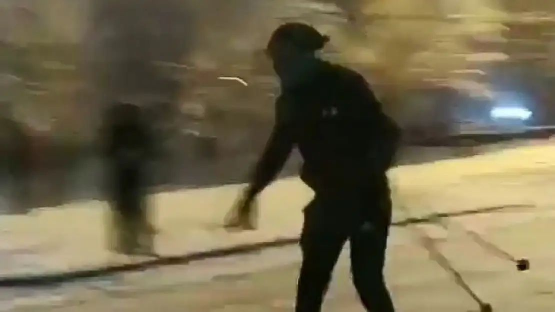 Kısıtlama sebebiyle Uludağ'a çıkamayınca sokakta kayak yaptı