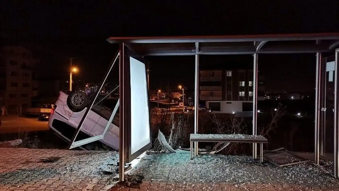 Kısıtlamada boş yolda kafa kafaya çarpıştılar: 1 yaralı