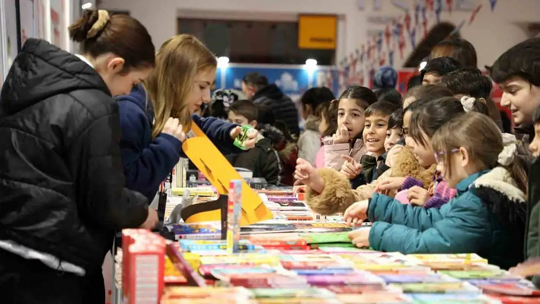 Kitap fuarına öğrenci akımı