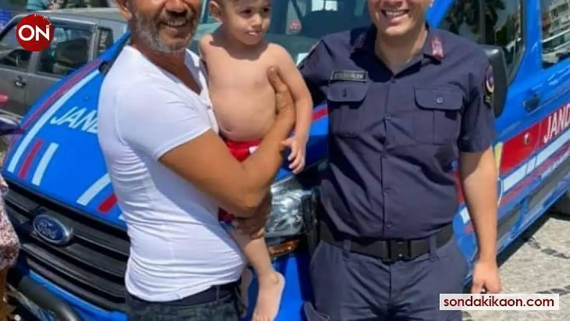 Kıyıdan uzaklaşan küçük Muhammed'i balıkçı kurtardı