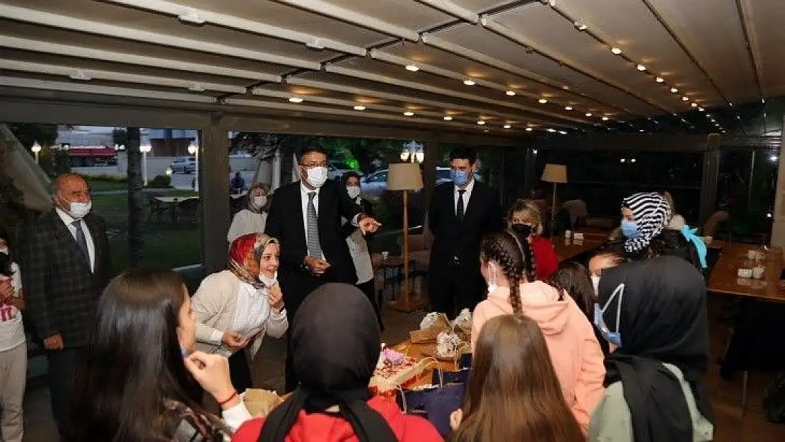 Kız çocuklarıyla bir araya geldi