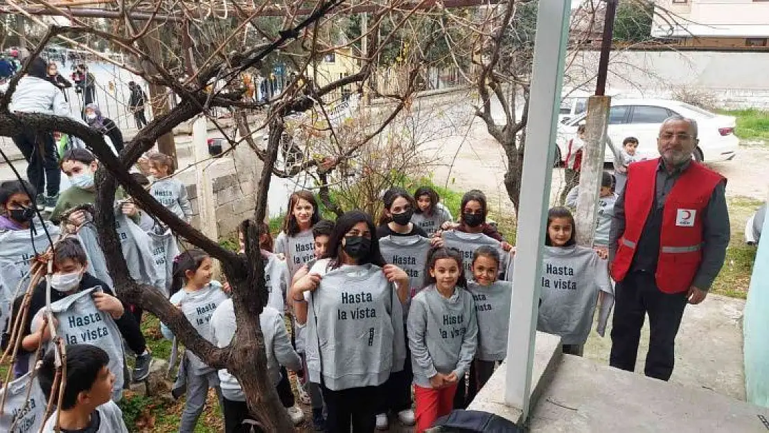 Kızılay'dan öğrencilere giyim yardımı