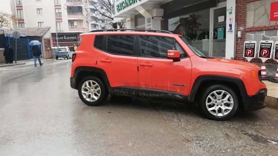 Kızılay gönüllüsünün anahtarını kopyalayıp aracını çaldılar