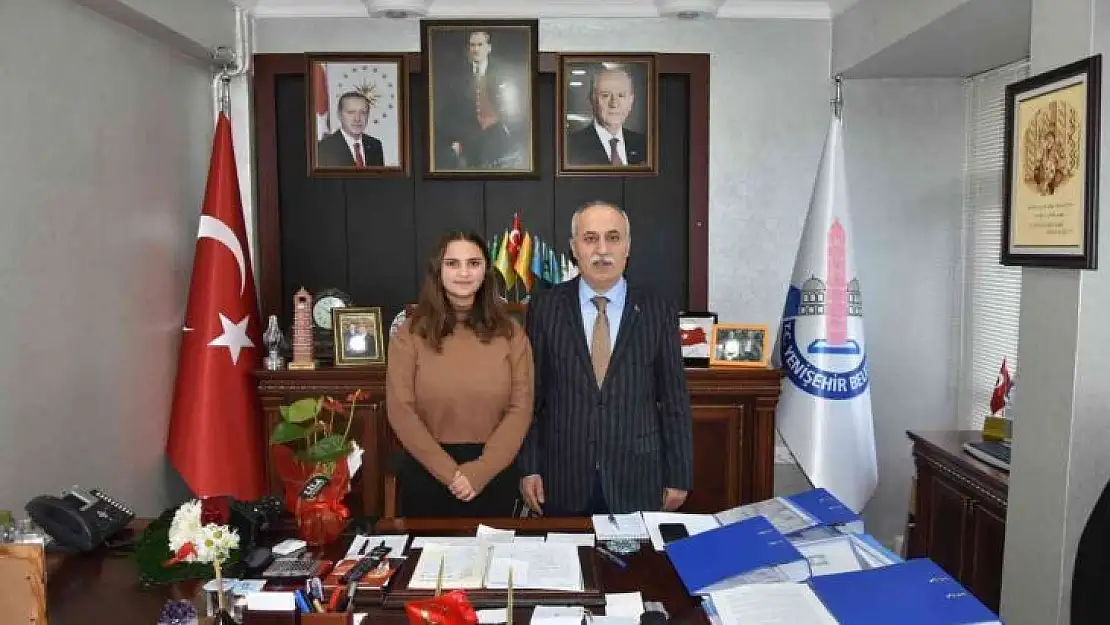 Kızını belediye başkanının koltuğunda gören anne duygulandı