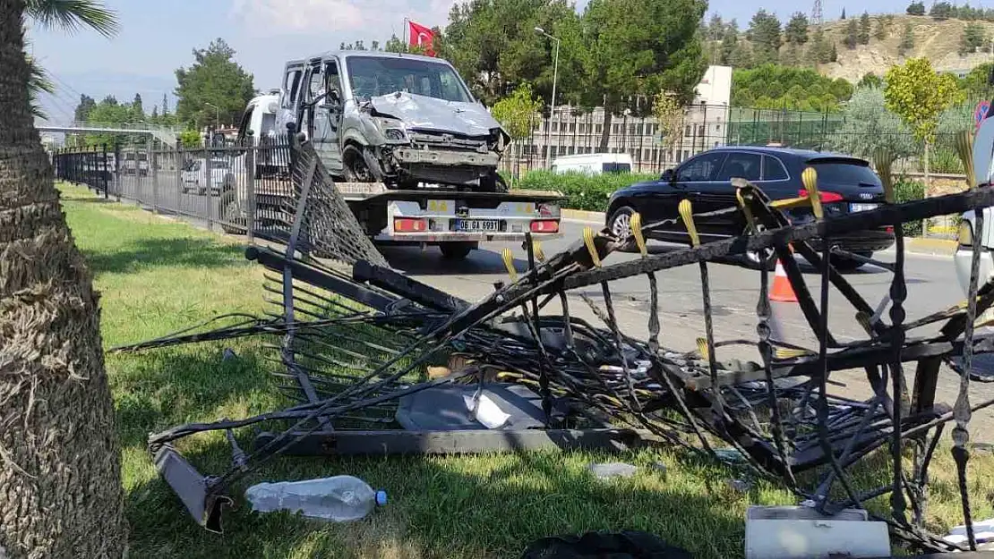 Kontrolden çıkan aracın refüjdeki bariyerlere çarpması sonucu 1'i ağır 7 kişi yaralandı