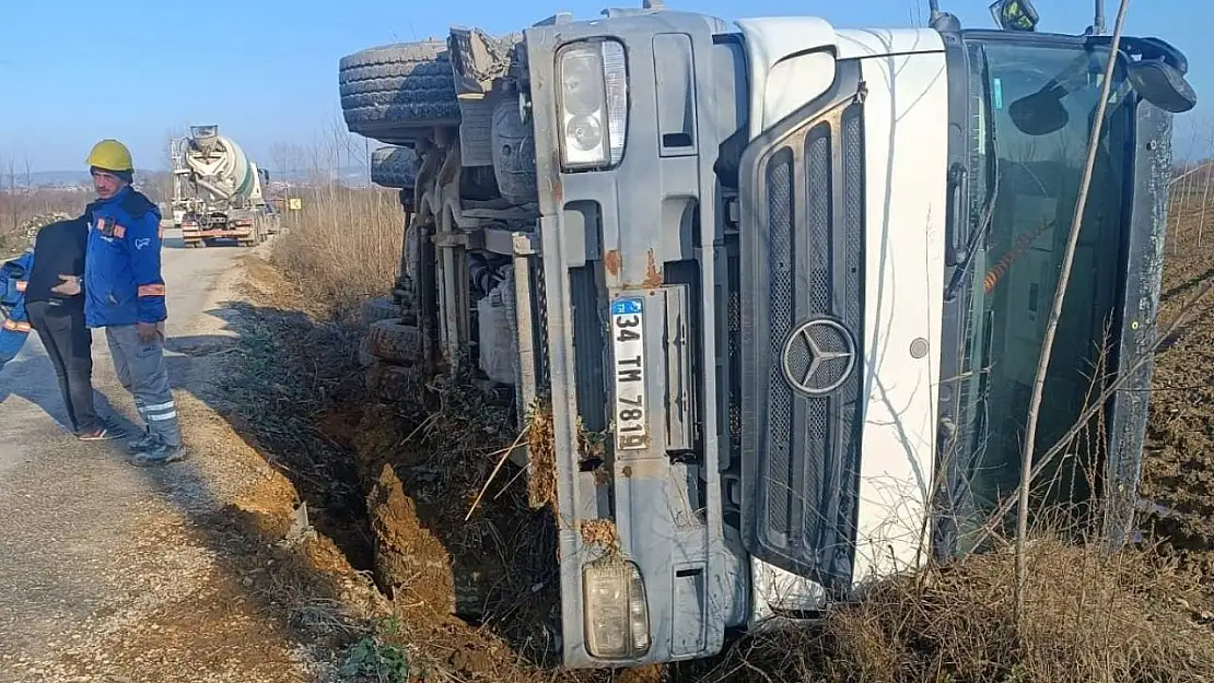 Kontrolden çıkan beton mikseri devrildi sürücüsü yaralandı