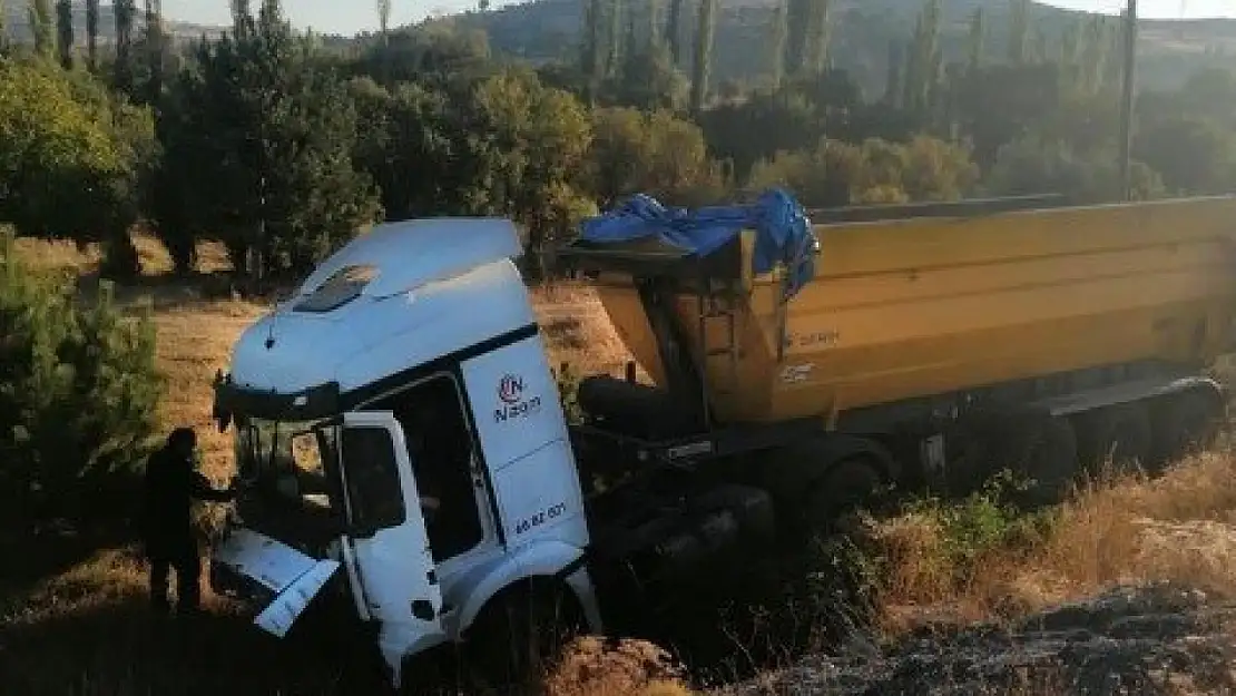 Kontrolden çıkan hafriyat kamyonu tarlaya uçtu: 1 yaralı