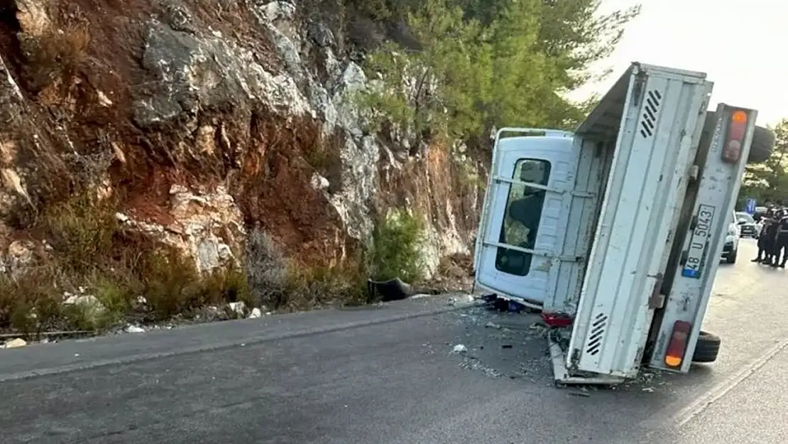 Kontrolden çıkan kamyonet yan yattı: 1 yaralı