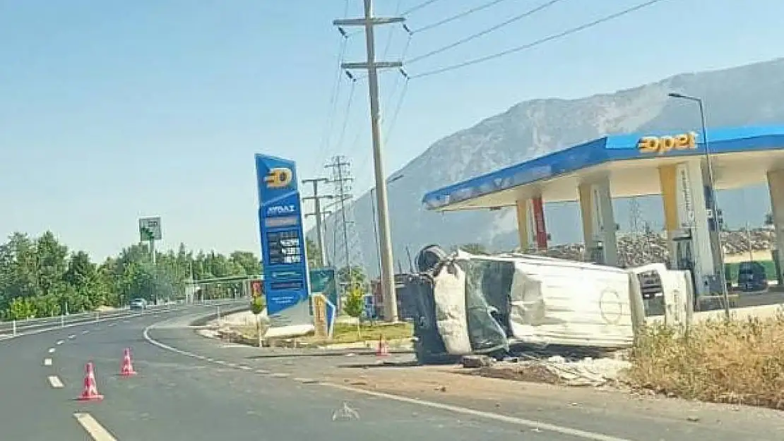 Kontrolden çıkan minibüs şarampole devrildi