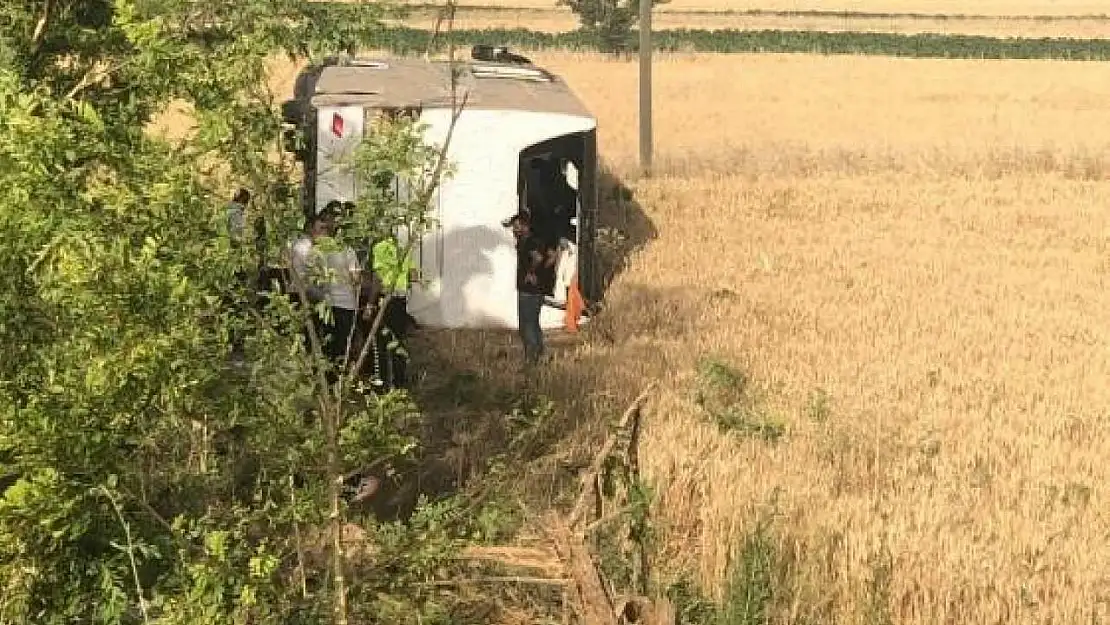 Kontrolden çıkan otobüs tarlaya uçtu: 1'i ağır 27 yaralı