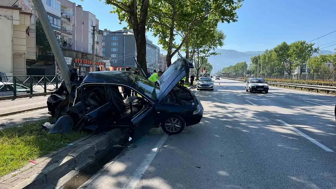 Kontrolden çıkan otomobil aydınlatma direğine çarptı: 1'i ağır 2 yaralı