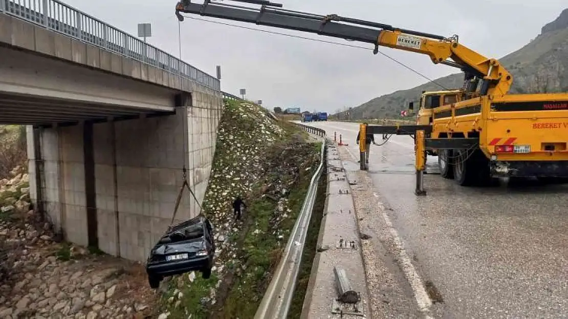 Kontrolden çıkan otomobil dereye uçtu 1 yaralı