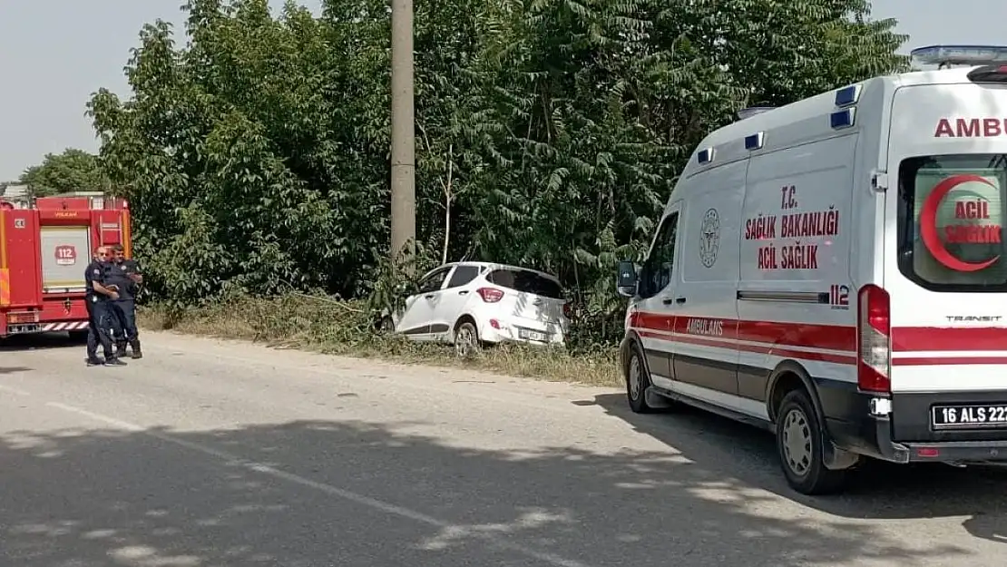 Kontrolden çıkan otomobil direğe çarptı, sürücü yaralandı