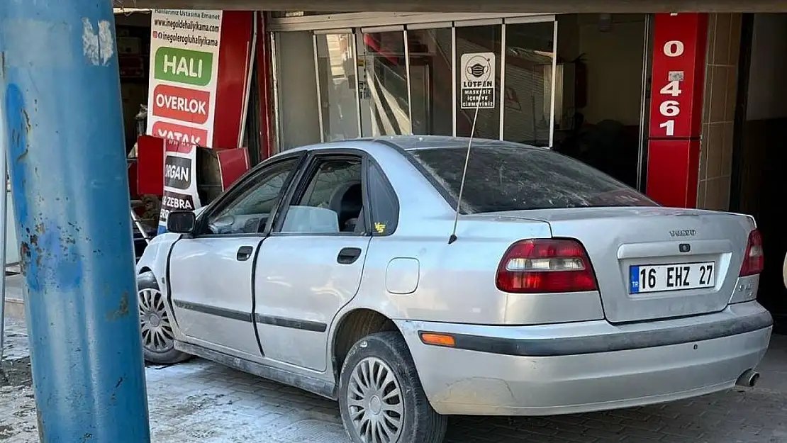 Kontrolden çıkan otomobil iş yerine daldı