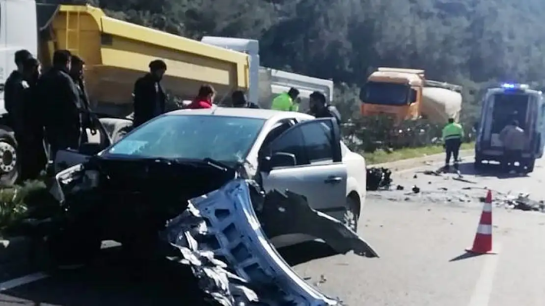 Kontrolden çıkan otomobil kamyona çarptı: 2 yaralı