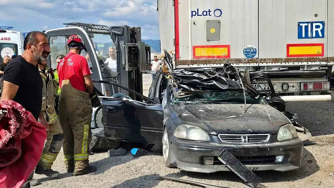 Kontrolden çıkan otomobil tırın altına girdi: 2 ölü