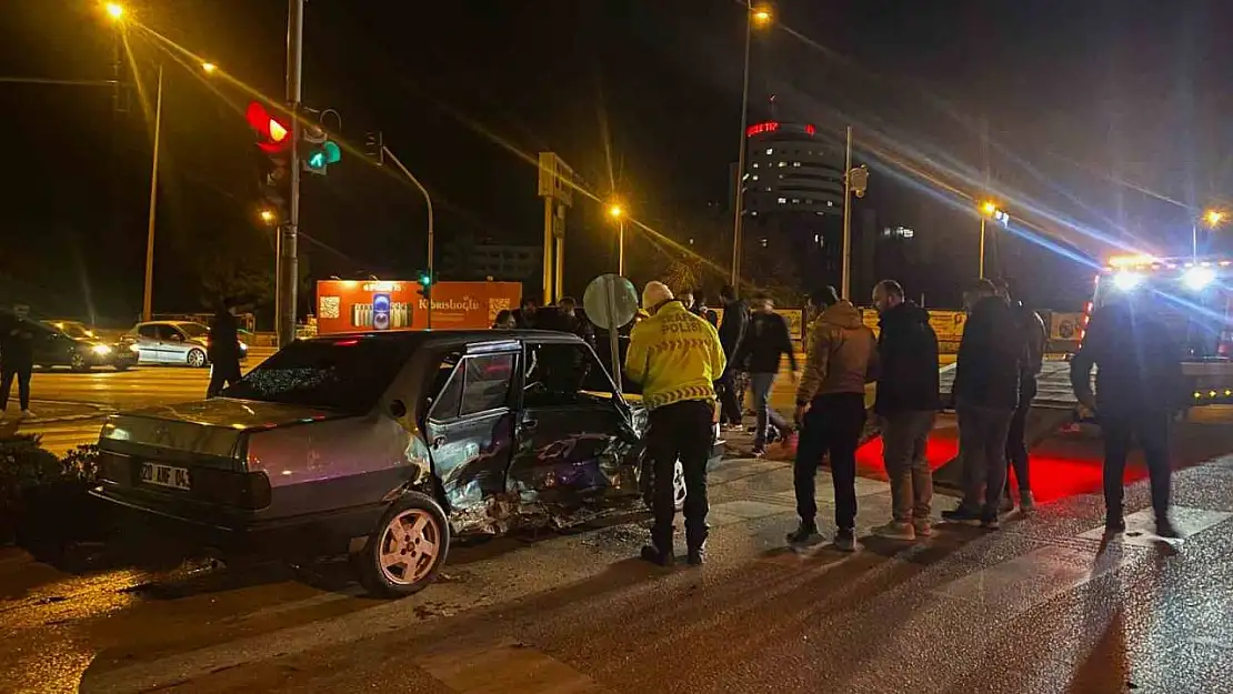 Kontrolden çıkan otomobil yön levhasına çarpıp takla attı