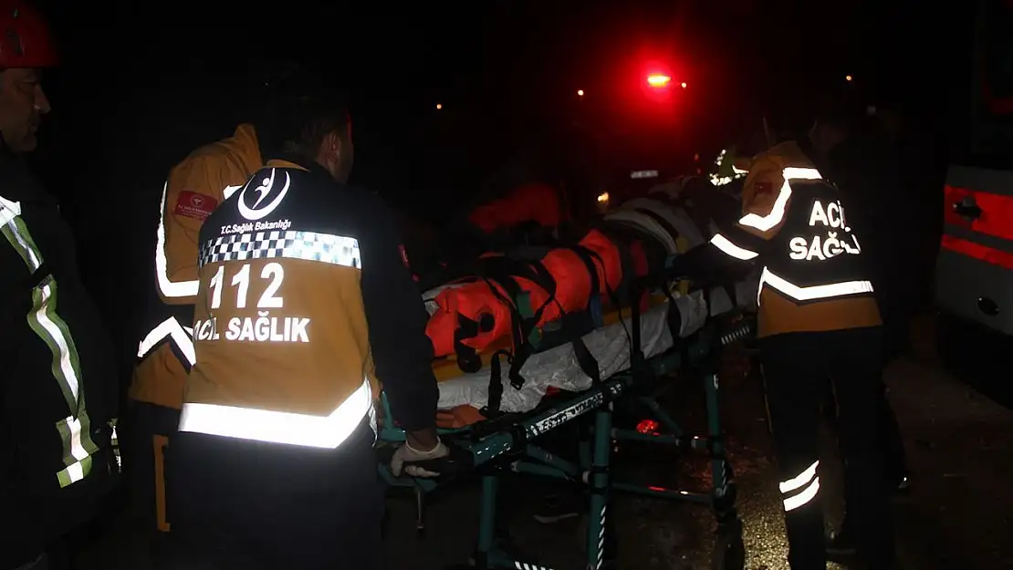 Kontrolden çıkan otomobile bariyer saplandı: 1'i ağır 2 yaralı
