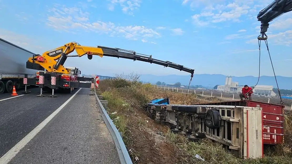 Kontrolden çıkan tır şarampole devrildi