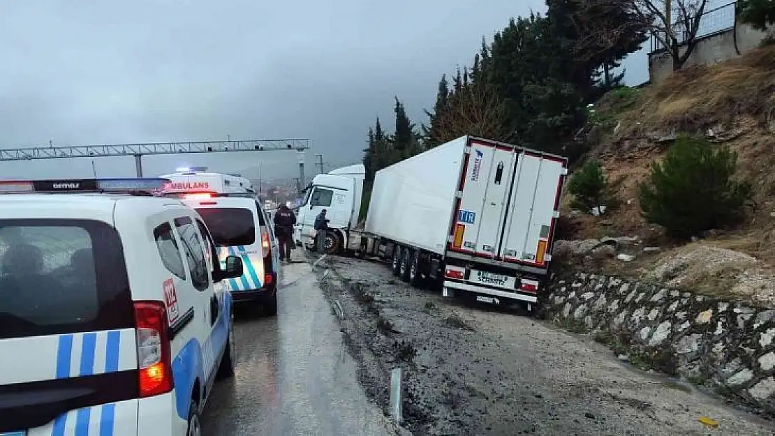 Kontrolden çıkan tır sulama kanalına düştü 1 ağır yaralı