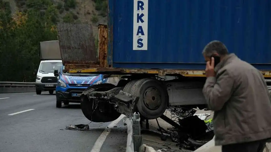 Kontrolden çıkar tır bariyerlere çarptı, zincirleme kaza yaşandı
