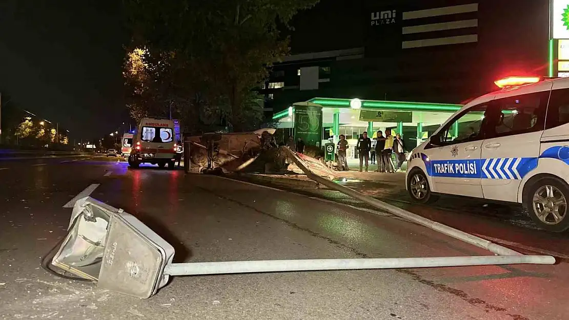 Kontrolden çıkıp aydınlatma direğine çarpan Tofaş hurdaya döndü: 4 yaralı