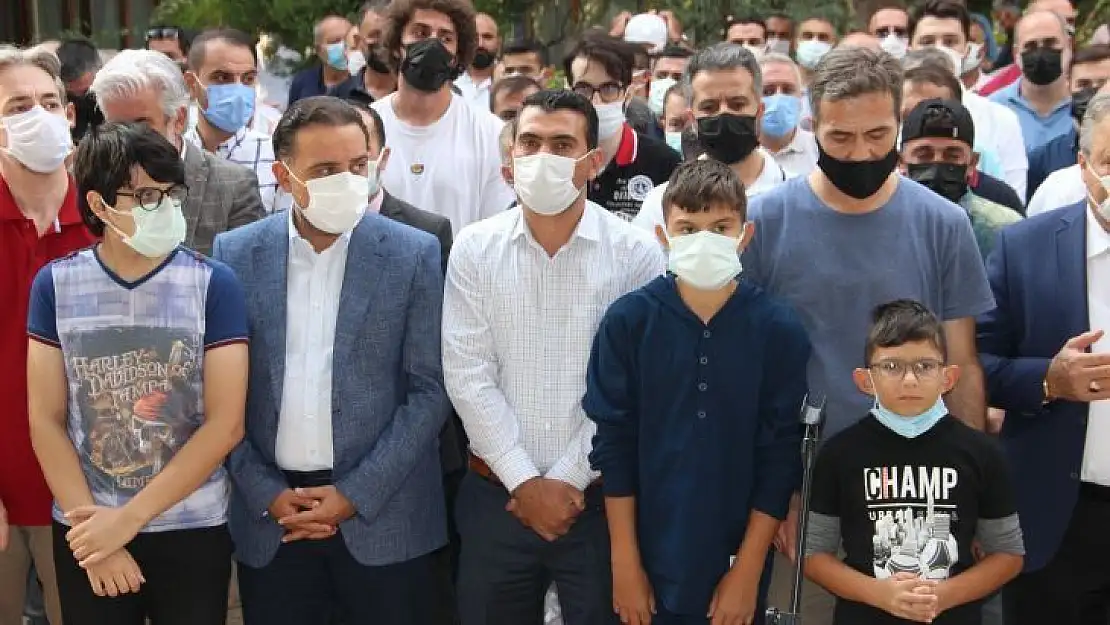 Korona virüse yenilen doktor son yolculuğuna uğurlandı