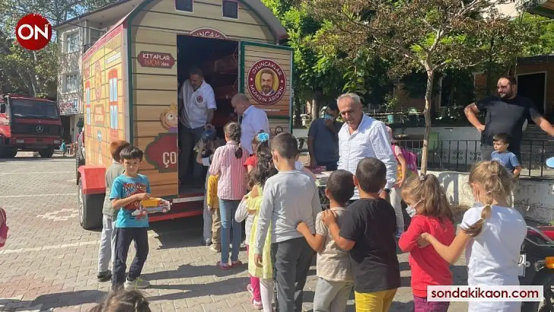 Köy köy gezip oyuncak dağıtıyor